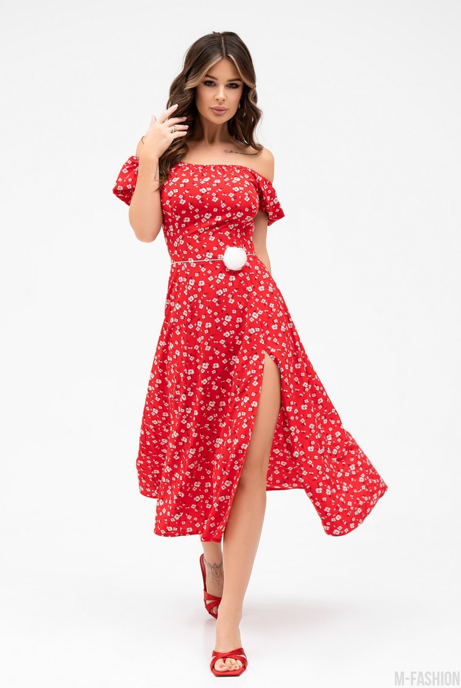 Красное цветочное ретро платье с разрезом  - Фото 1