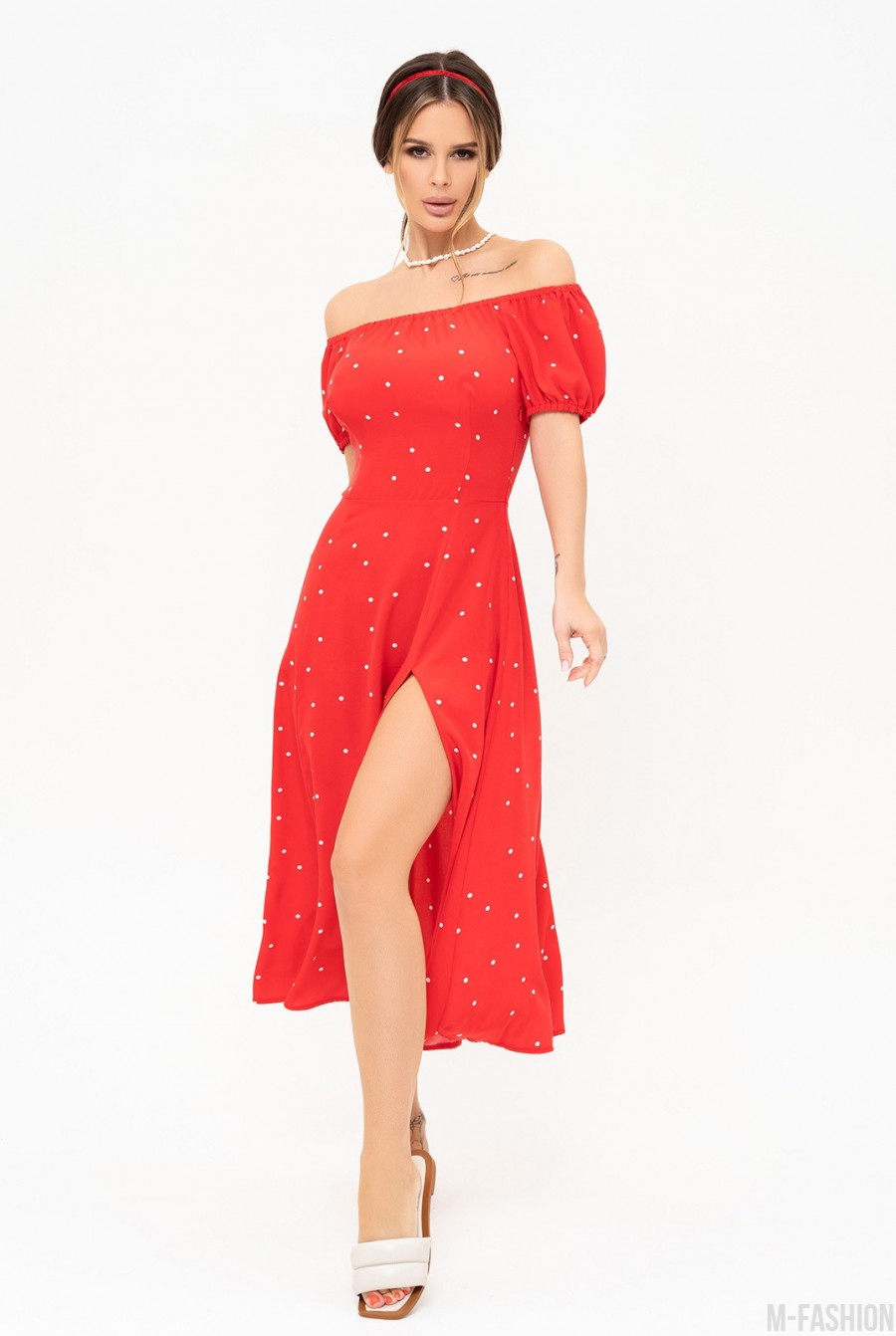 Красное в горошек платье с открытыми плечами и разрезом  - Фото 1