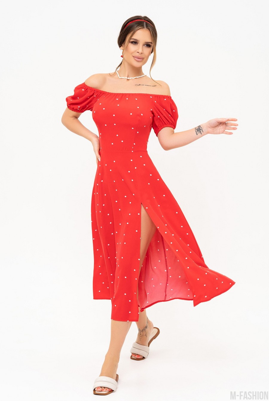 Красное в горошек платье с открытыми плечами и разрезом - Фото 2