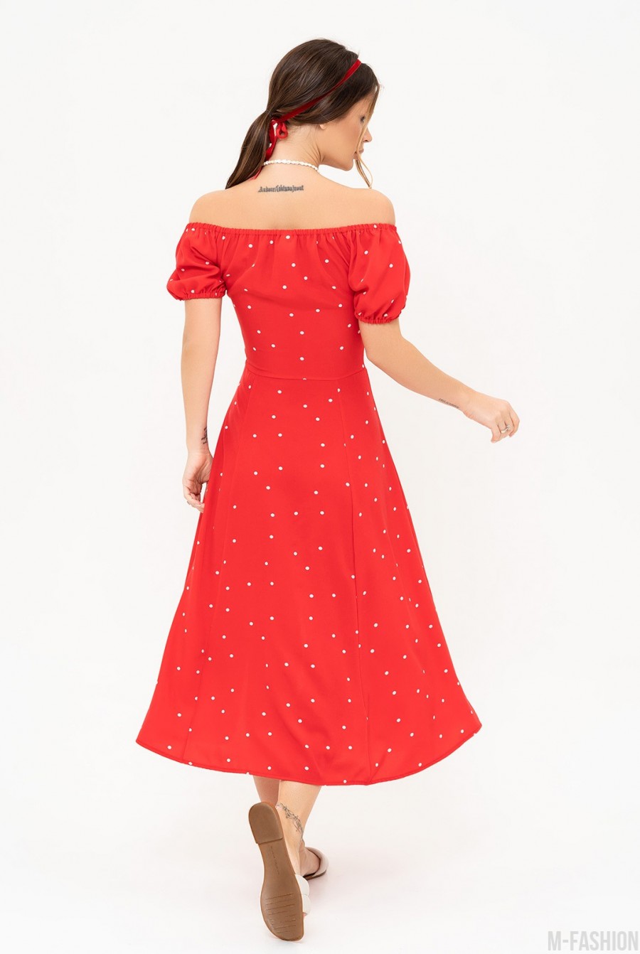Красное в горошек платье с открытыми плечами и разрезом - Фото 3