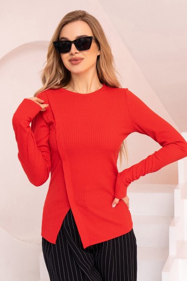 Красный трикотажный свитер с разрезом