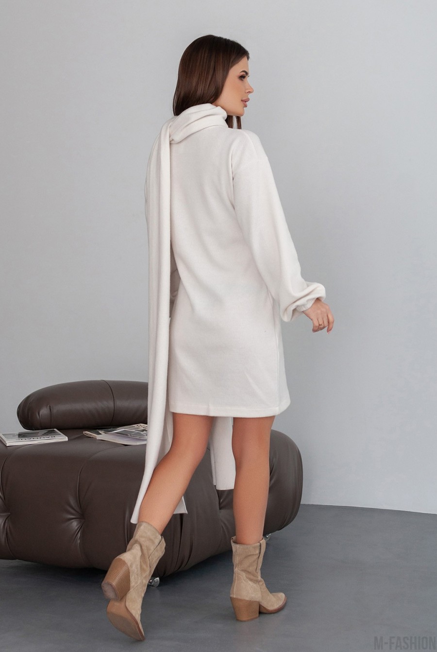 Молочное ангоровое платье с длинным поясом-палантином - Фото 3