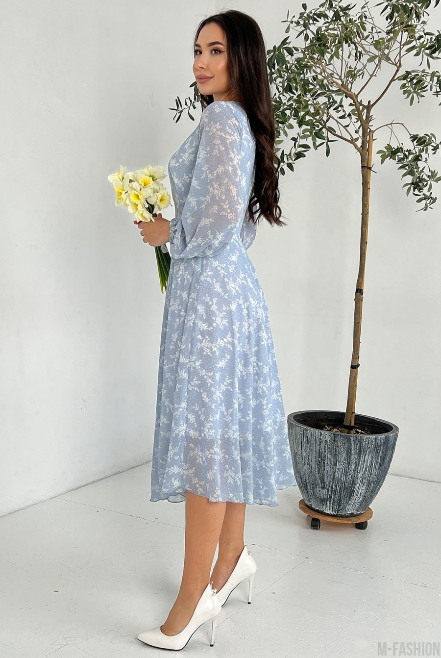 Серое миди платье с мелким цветочным принтом - Фото 2