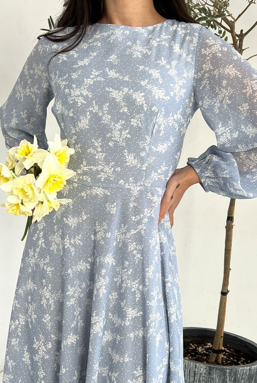 Серое миди платье с мелким цветочным принтом - Фото 3
