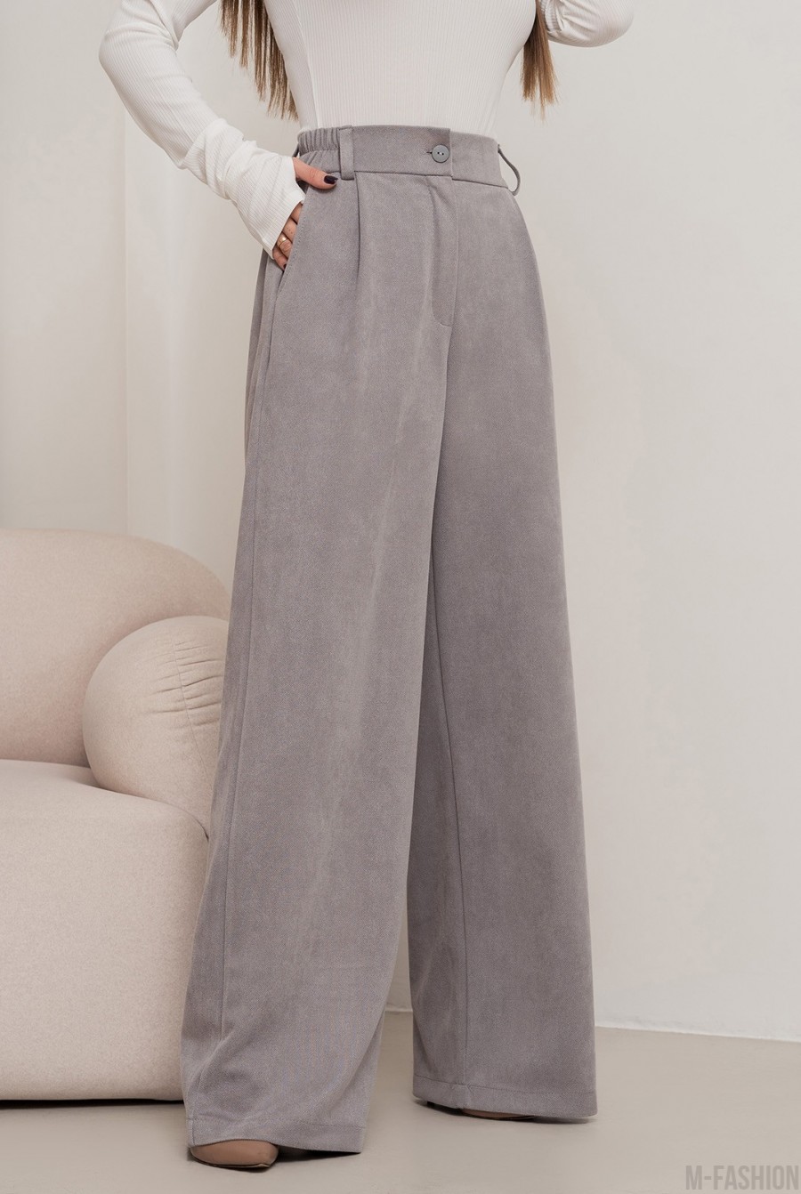 Серые широкие брюки палаццо из эко-замши - Фото 2