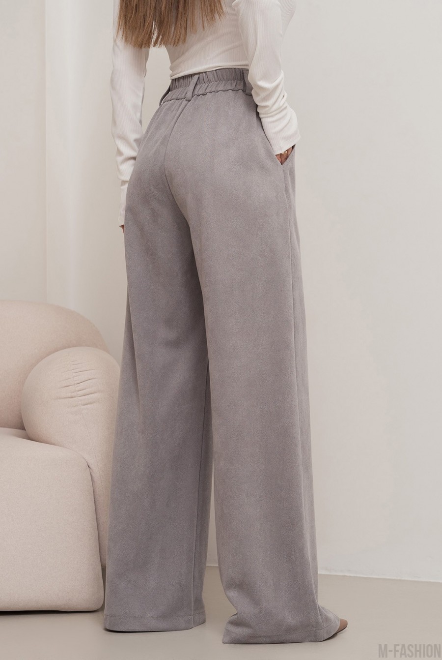 Серые широкие брюки палаццо из эко-замши - Фото 3