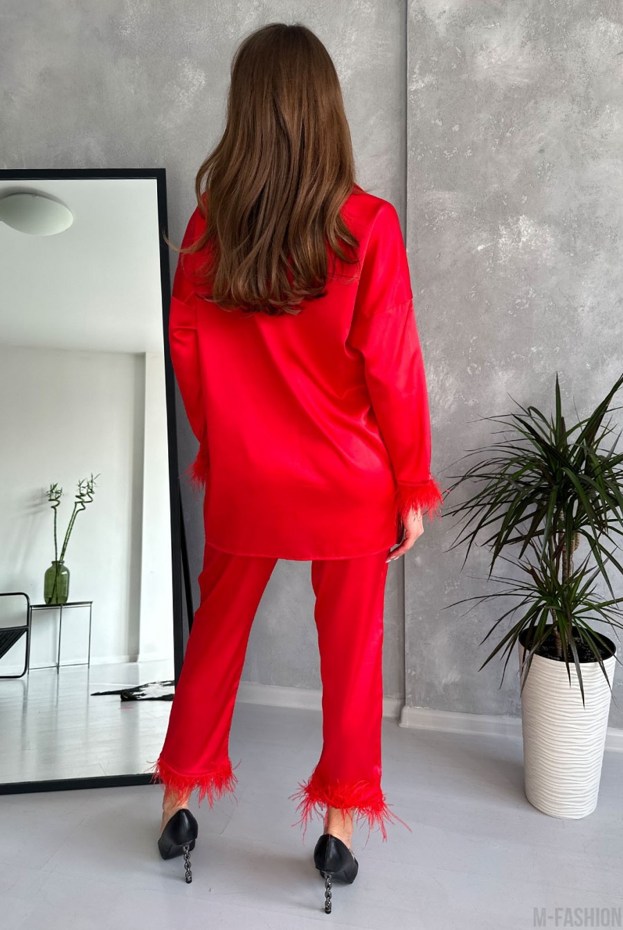 Шелковый красный костюм с перьями - Фото 3