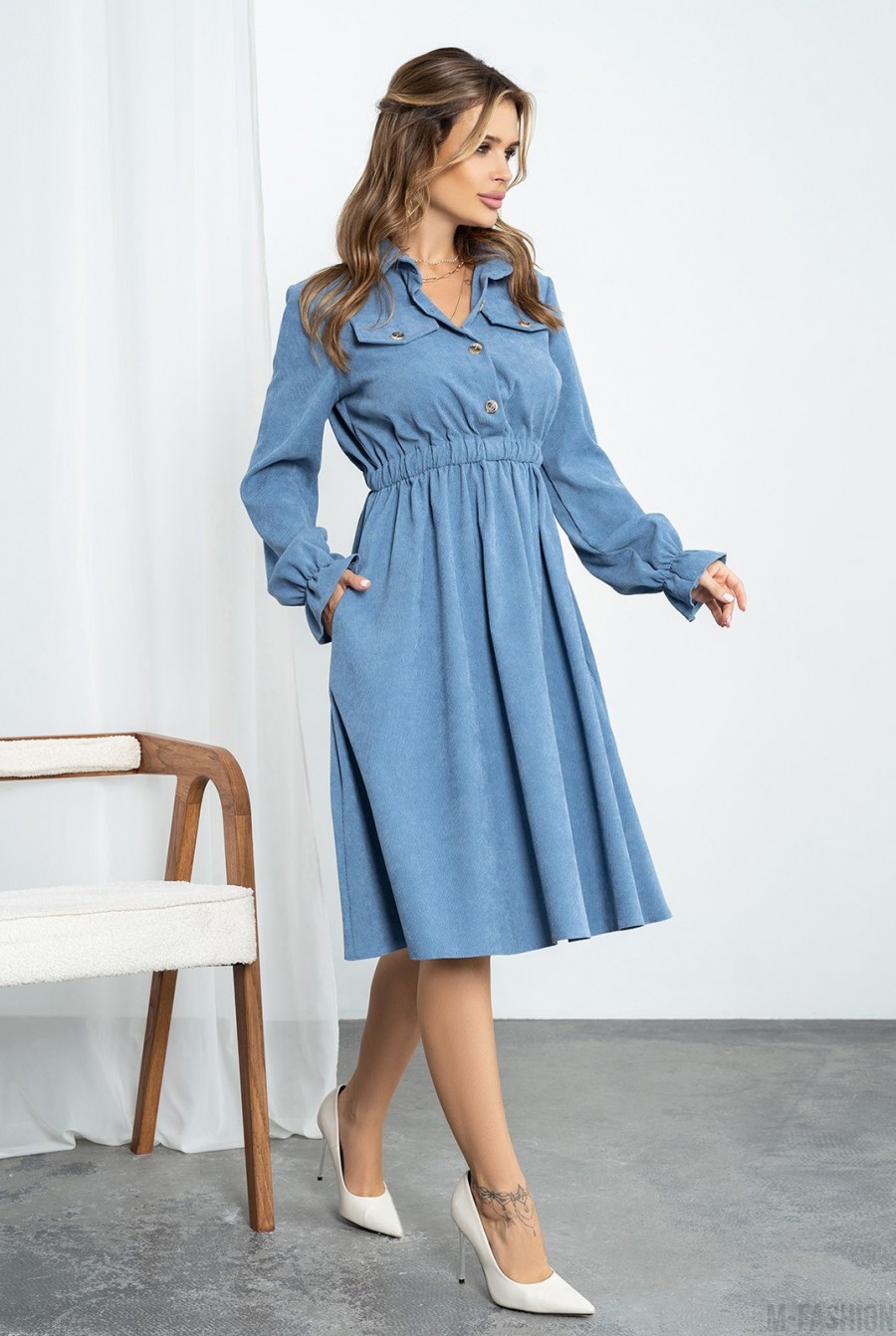 Синее вельветовое платье-рубашка с длинными рукавами - Фото 2