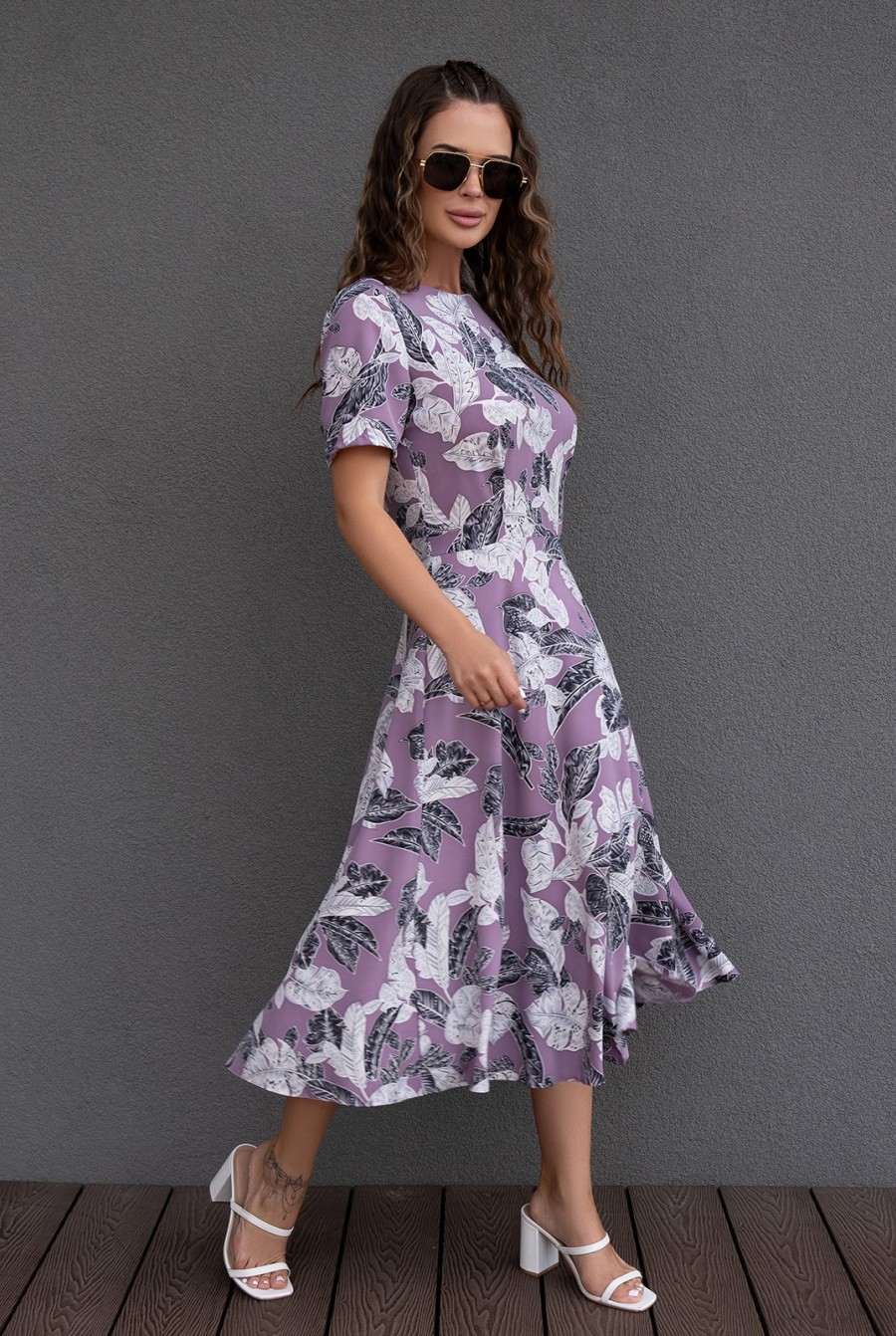 Сиреневое цветочное платье классического кроя - Фото 2