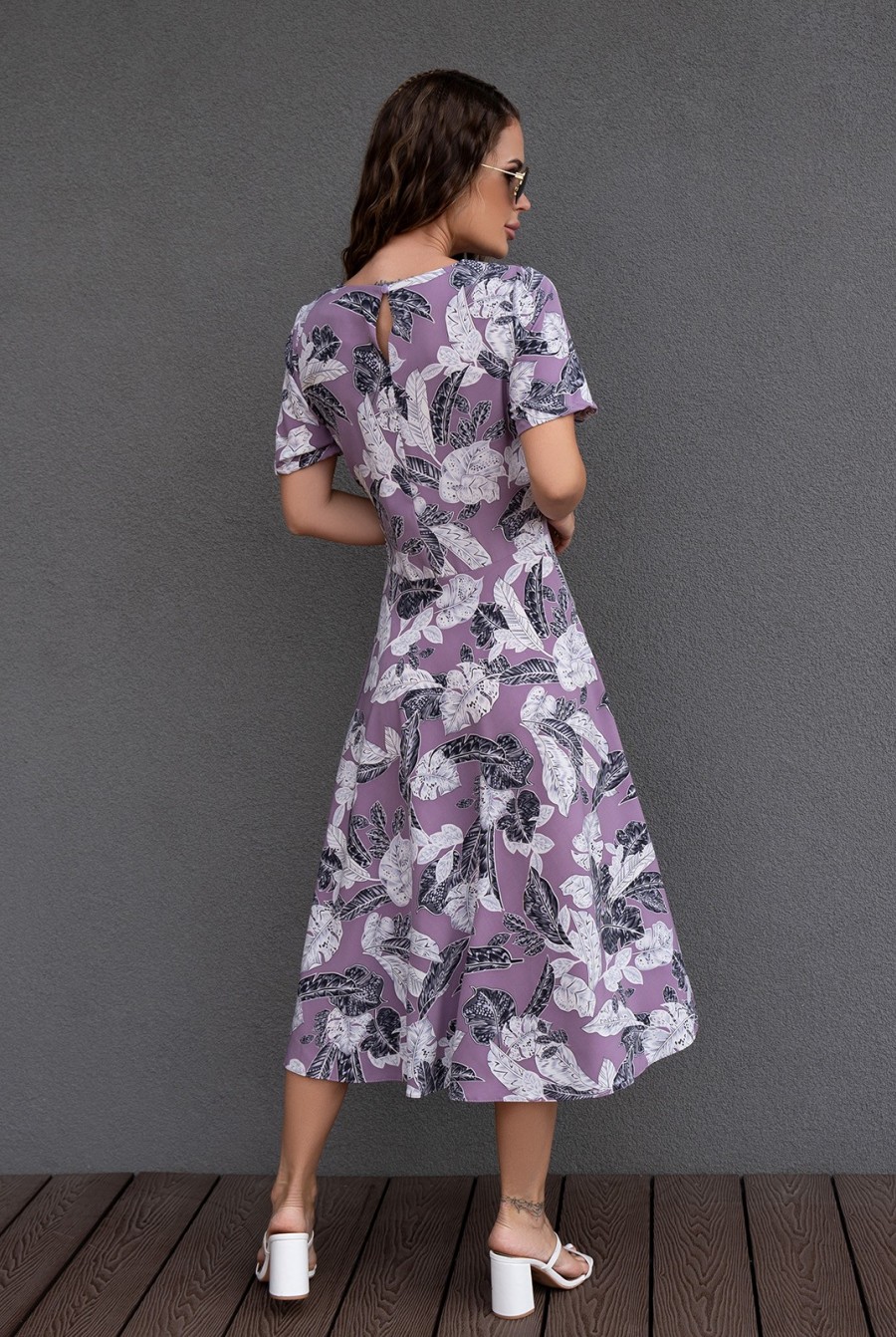 Сиреневое цветочное платье классического кроя - Фото 3