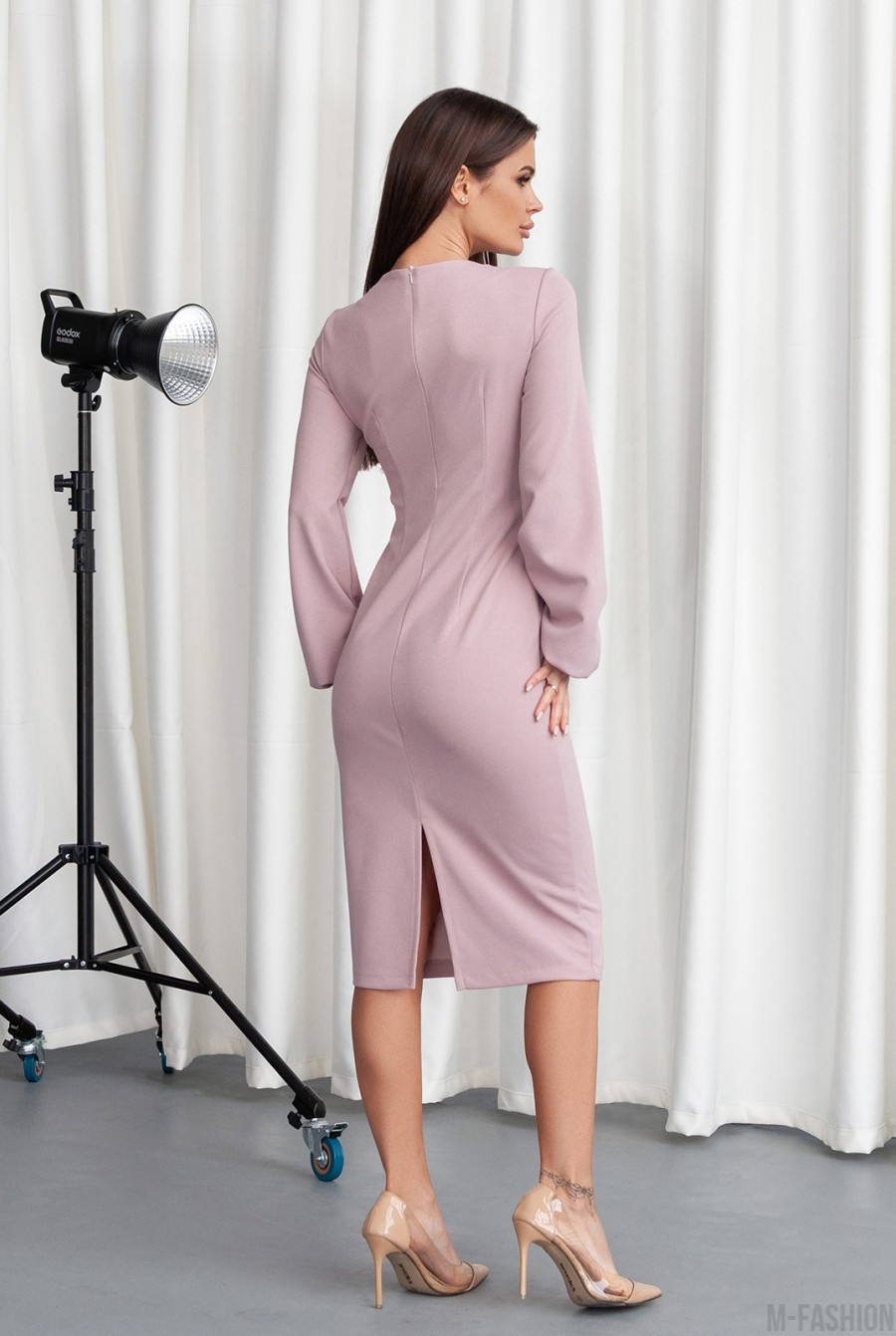 Светло-розовое облегающее платье миди длины - Фото 3