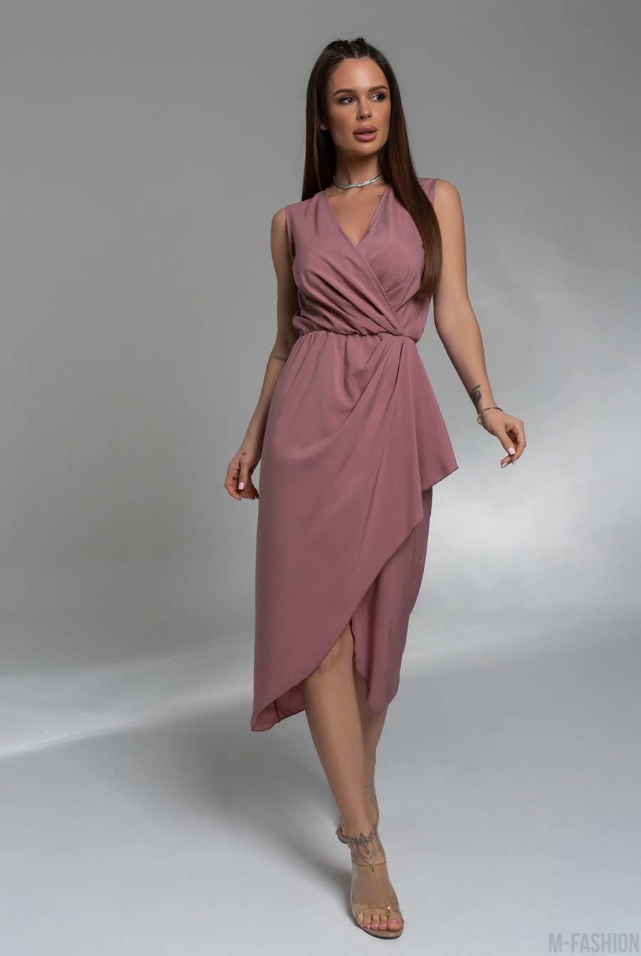 Темно-розовое платье без рукавов кроя на запах  - Фото 1