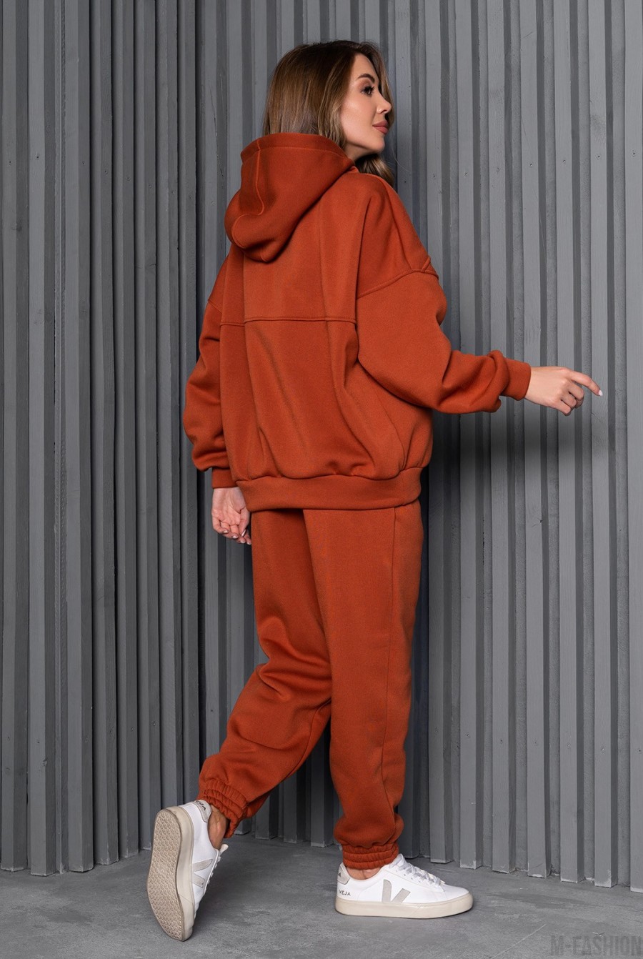 Терракотовый утепленный костюм свободного кроя - Фото 3
