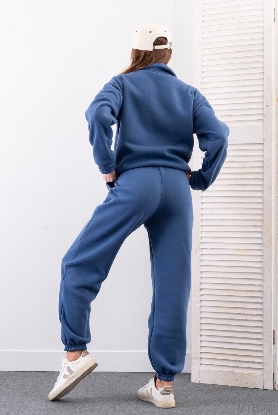 Утепленный синий костюм с высоким воротником на кулиске - Фото 3