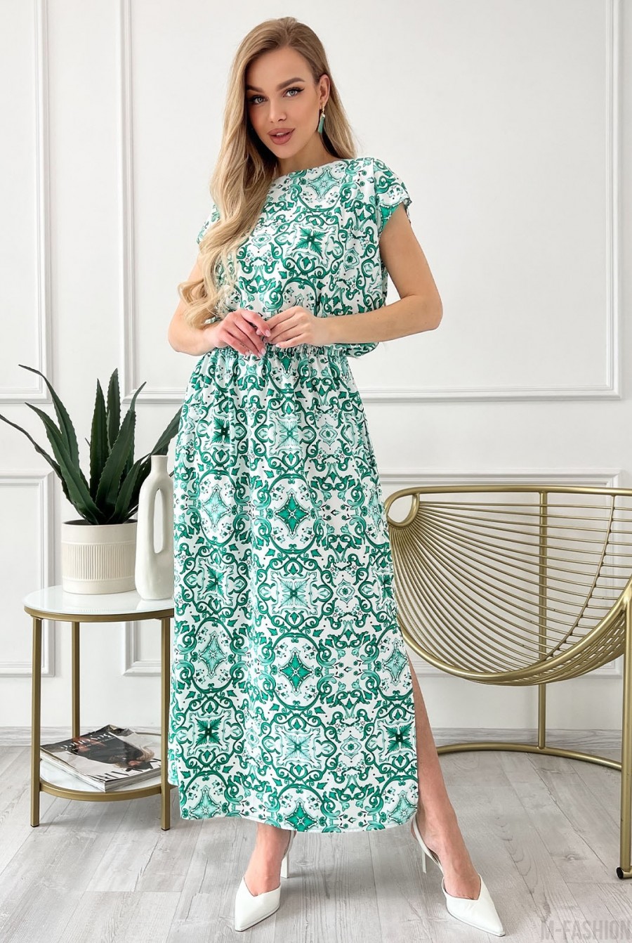 Зеленое принтованное платье с боковым разрезом  - Фото 1