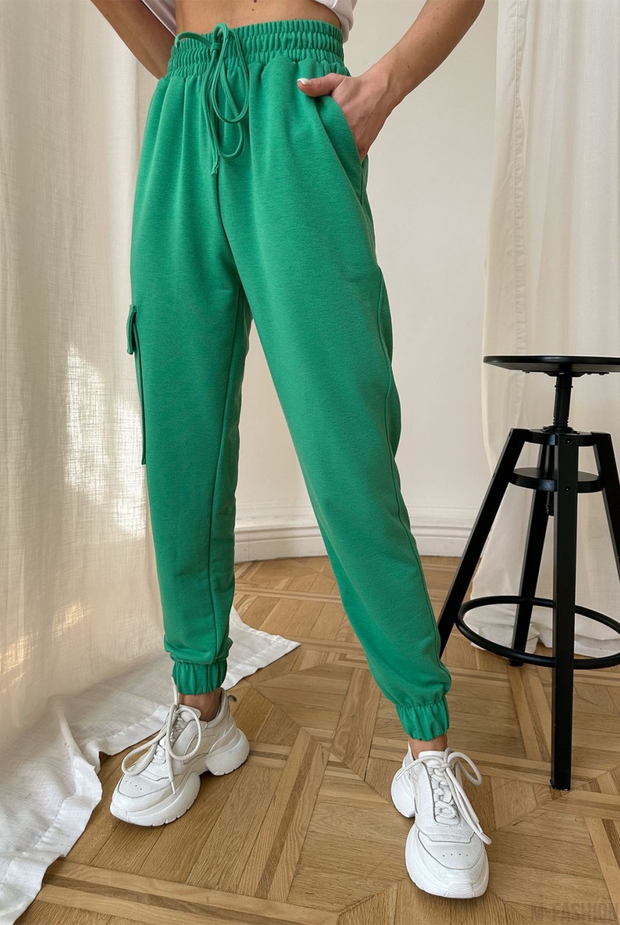 Зеленые трикотажные штаны карго  - Фото 1