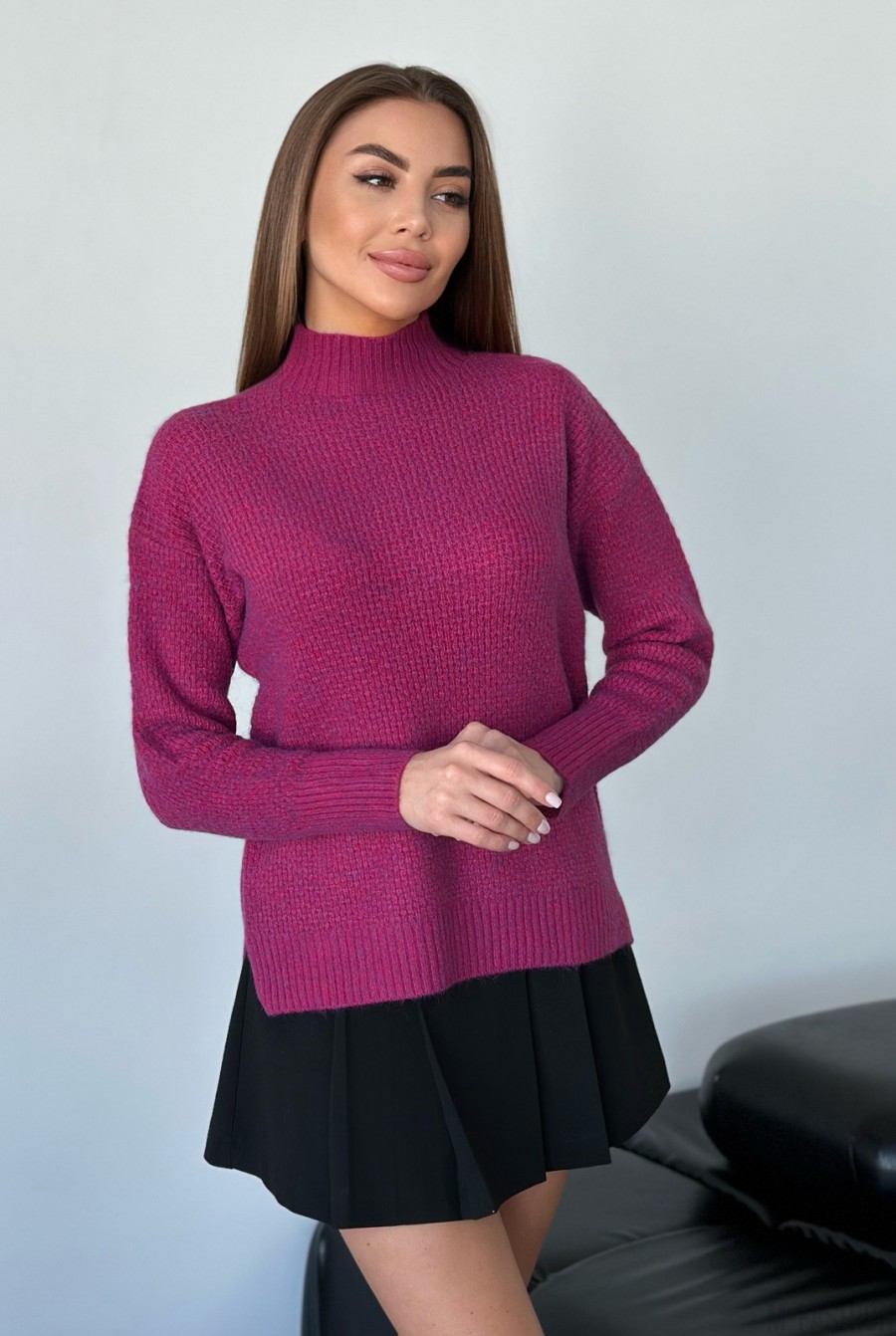 Агноровый свободный свитер малинового цвета  - Фото 1