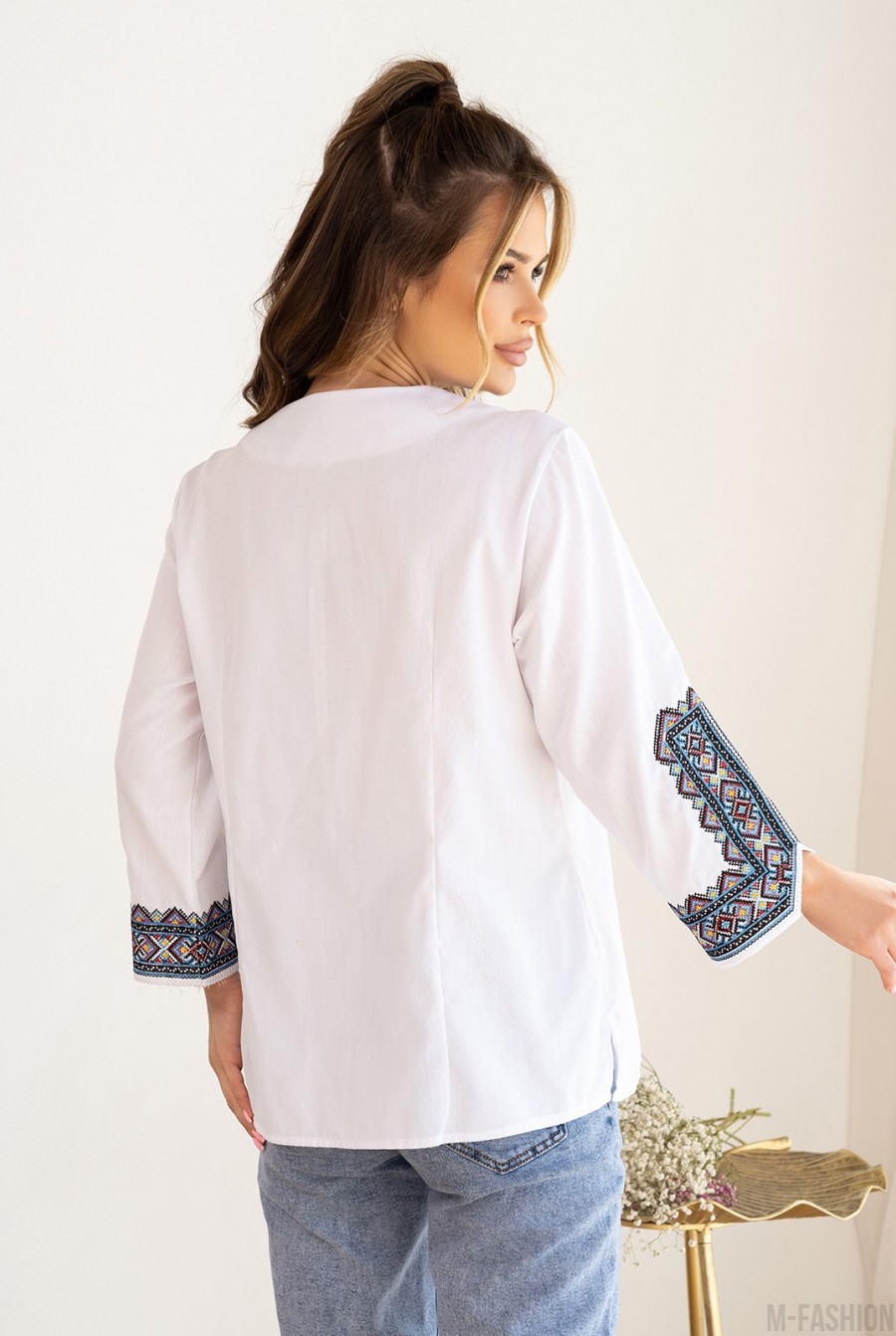 Белая льняная блуза с синей вышивкой  - Фото 3