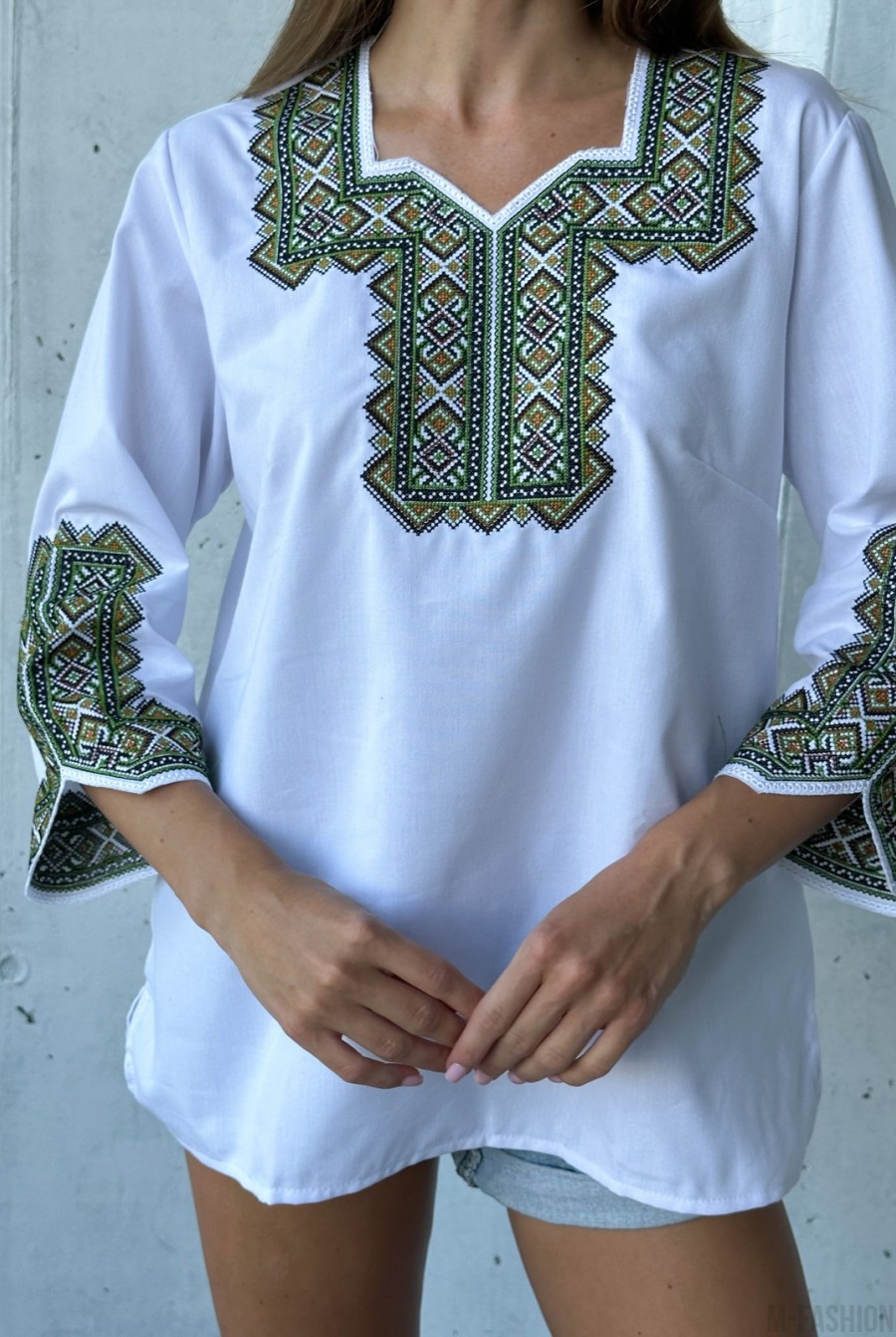 Белая льняная блуза с зеленой вышивкой - Фото 4