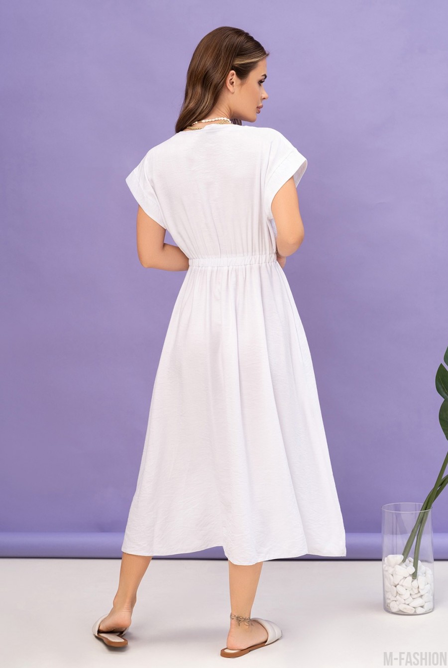 Белое льняное платье с декольте - Фото 3
