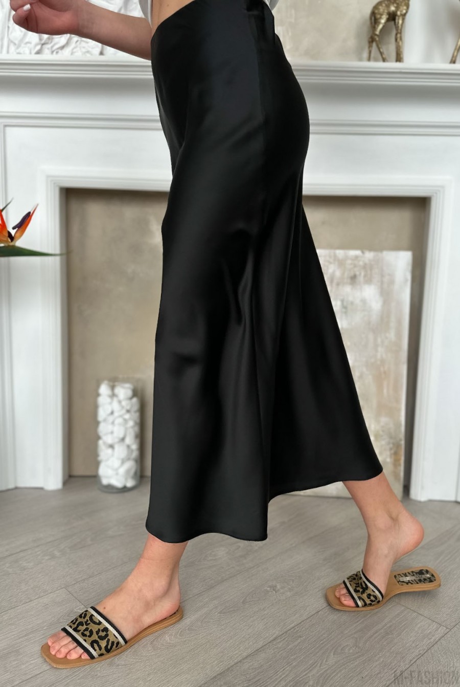 Черная шелковая юбка-колокол в бельевом стил - Фото 3
