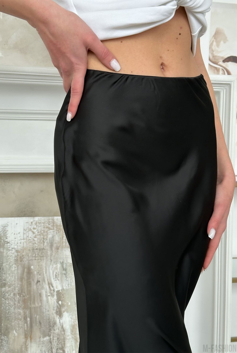 Черная шелковая юбка-колокол в бельевом стил - Фото 4