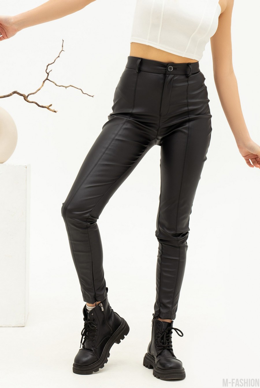 Черные облегающие брюки из эко-кожи  - Фото 1