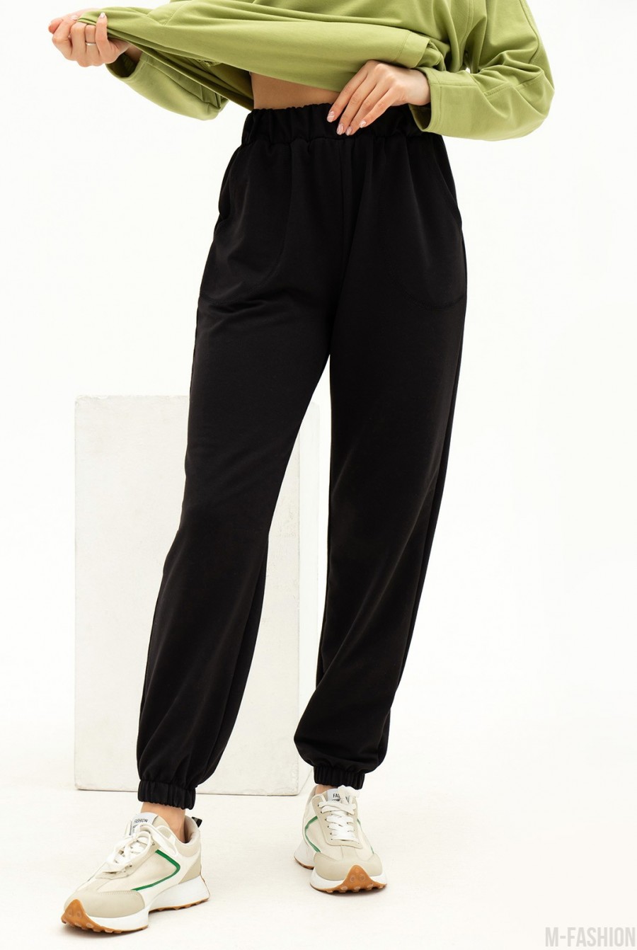 Черные трикотажные спортивные штаны модели джоггер  - Фото 1