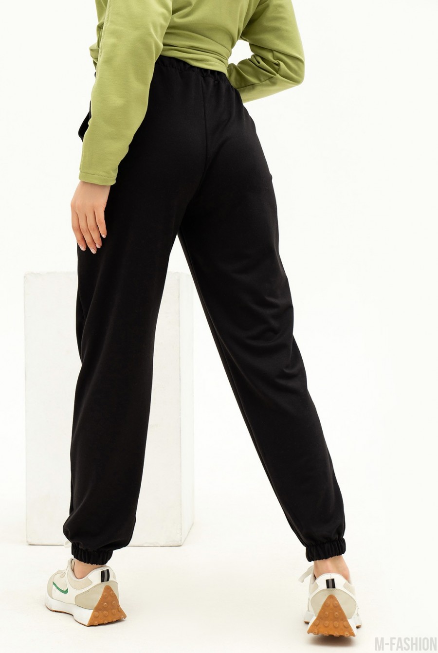 Черные трикотажные спортивные штаны модели джоггер - Фото 3
