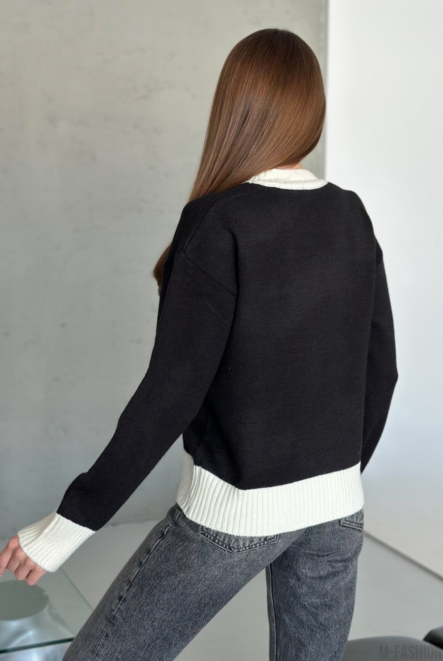 Черный ангоровый свитер с карманом - Фото 3
