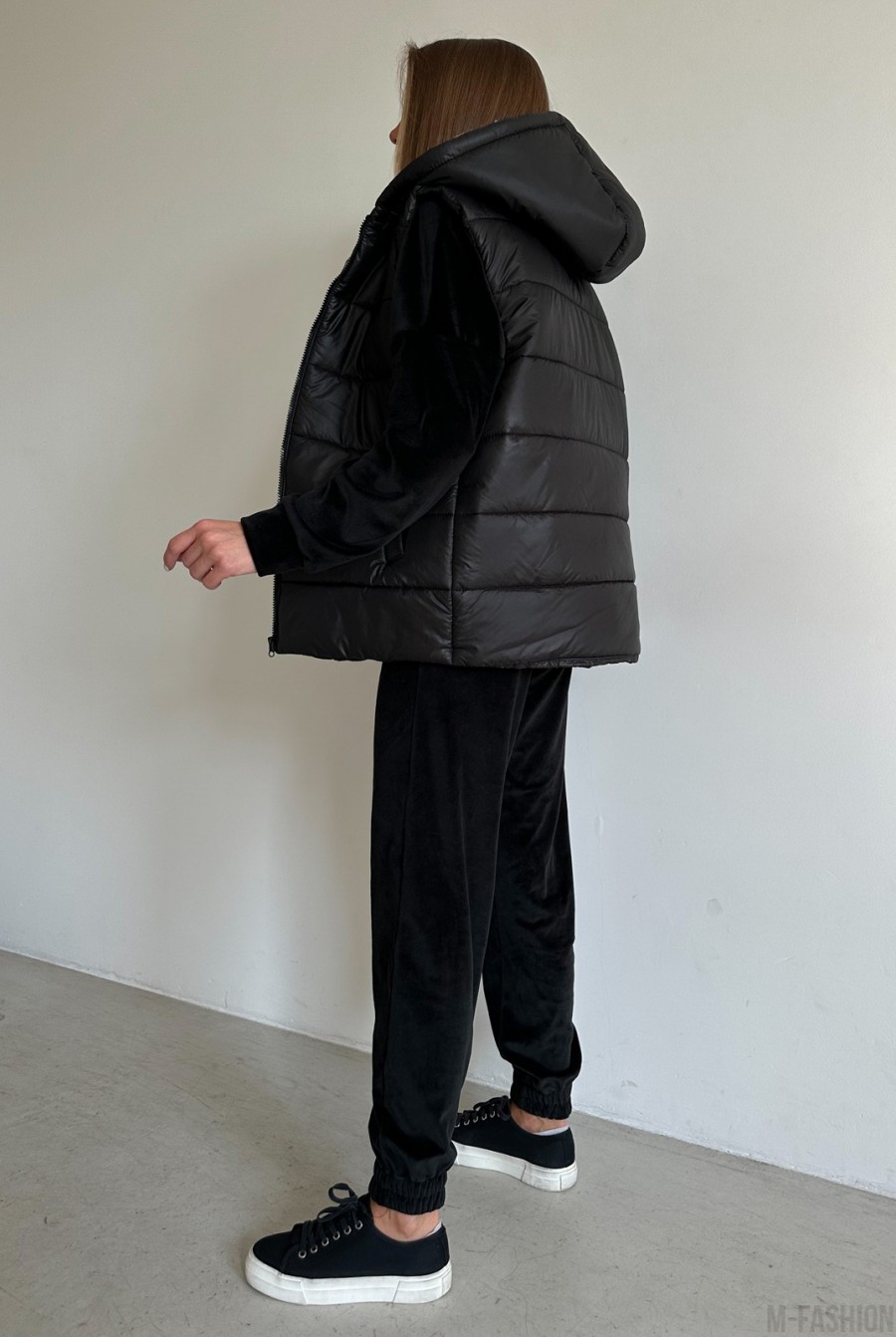 Черный костюм тройка из велюра с жилетом  - Фото 3