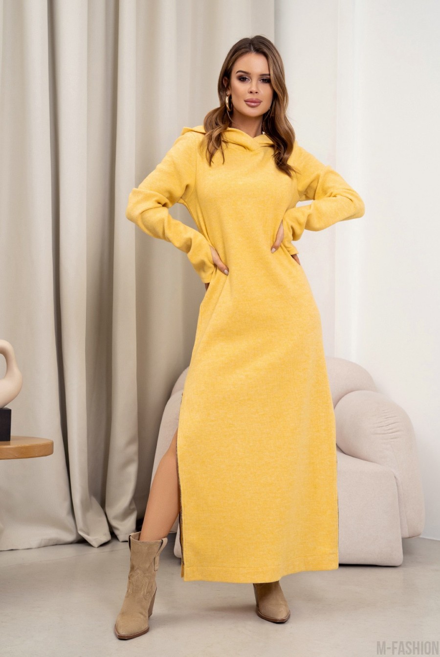 Длинное желтое платье с капюшоном с разрезами  - Фото 1
