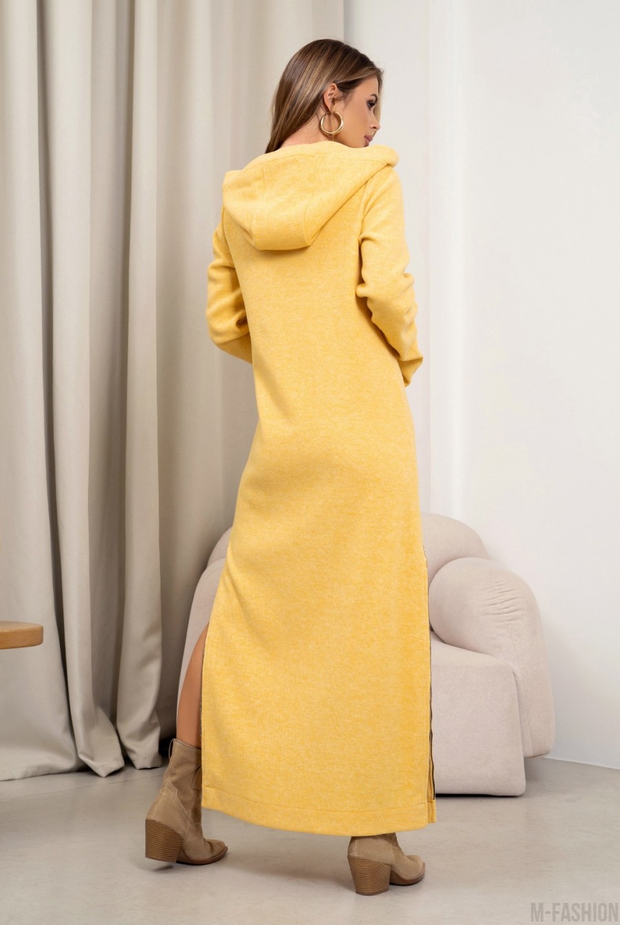 Длинное желтое платье с капюшоном с разрезами - Фото 3