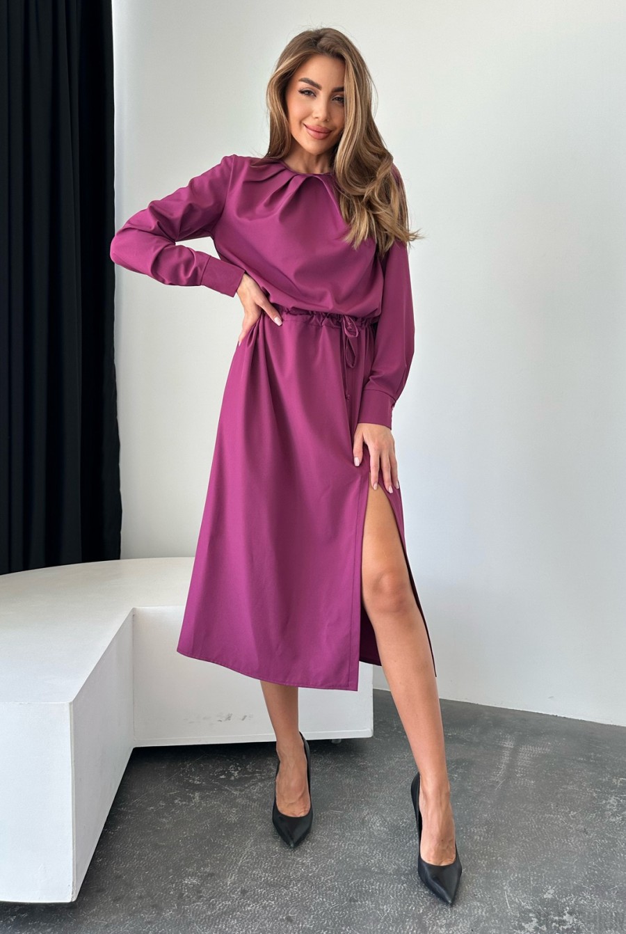 Фиолетовое платье с кулиской и разрезом  - Фото 1