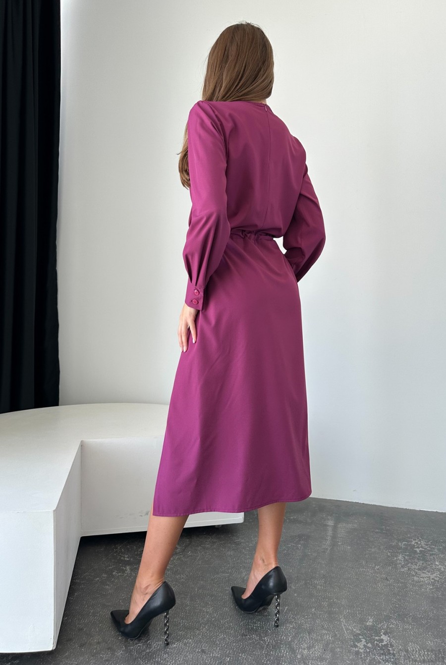 Фиолетовое платье с кулиской и разрезом - Фото 4