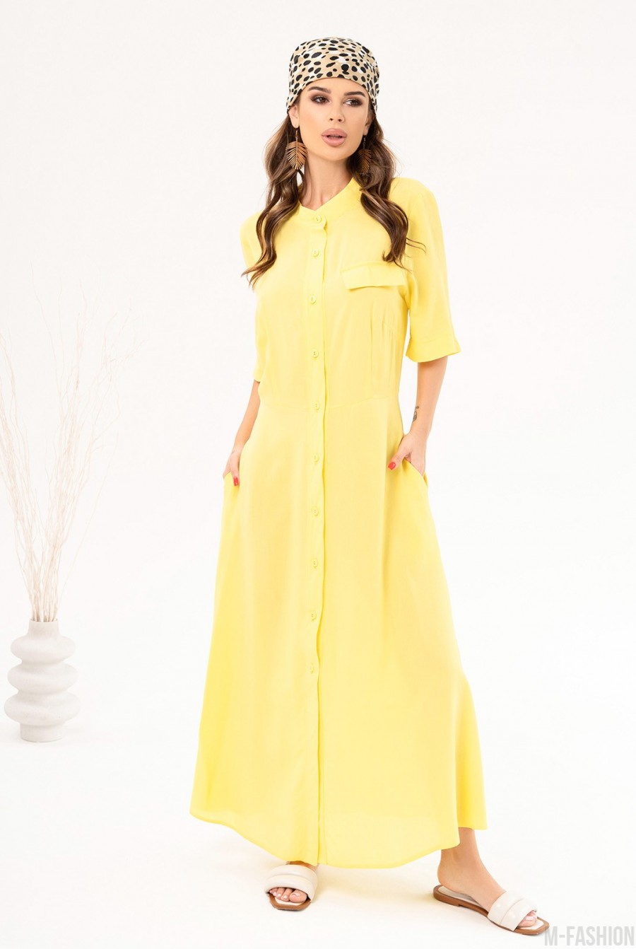 Желтое хлопковое платье-рубашка с разрезами  - Фото 1