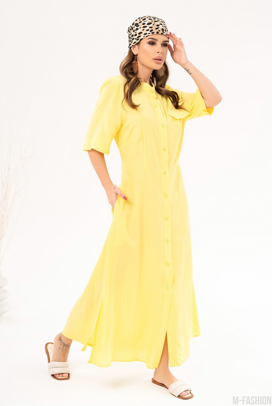 Желтое хлопковое платье-рубашка с разрезами - Фото 2