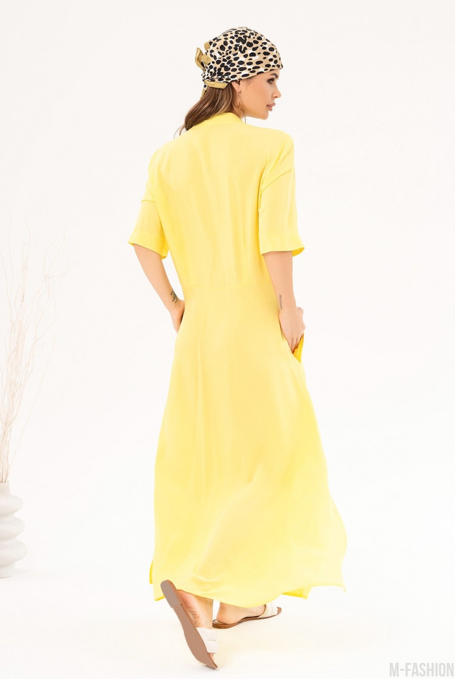 Желтое хлопковое платье-рубашка с разрезами - Фото 3