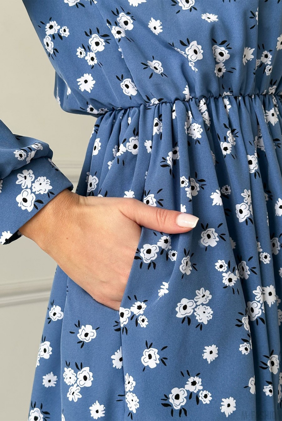 Голубое приталенное платье с цветочным принтом - Фото 4