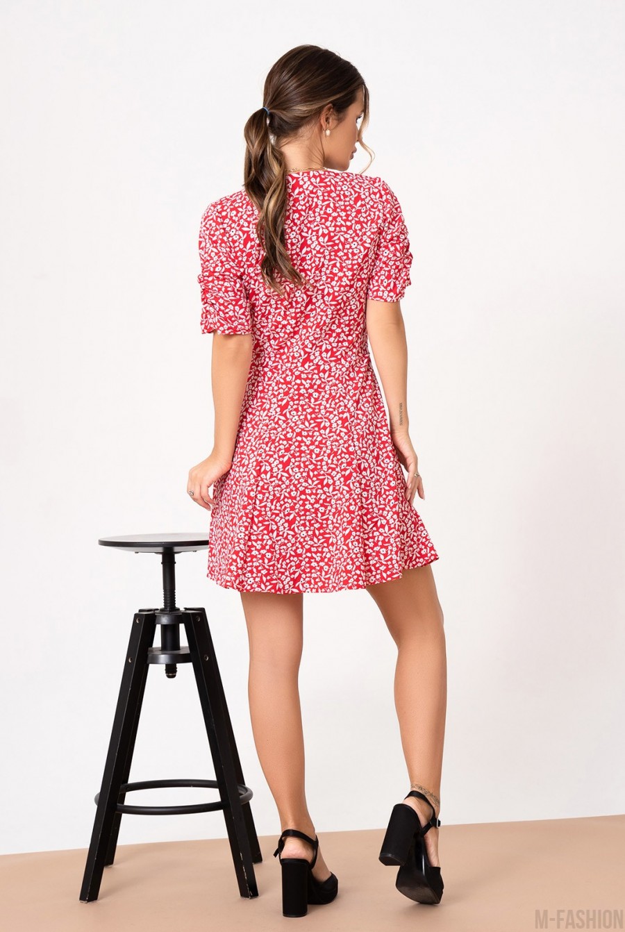 Красное приталенное платье с декольте - Фото 3