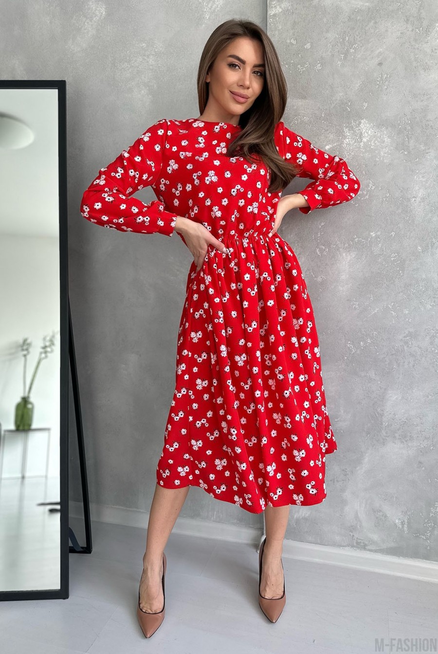 Красное приталенное платье с цветочным принтом  - Фото 1