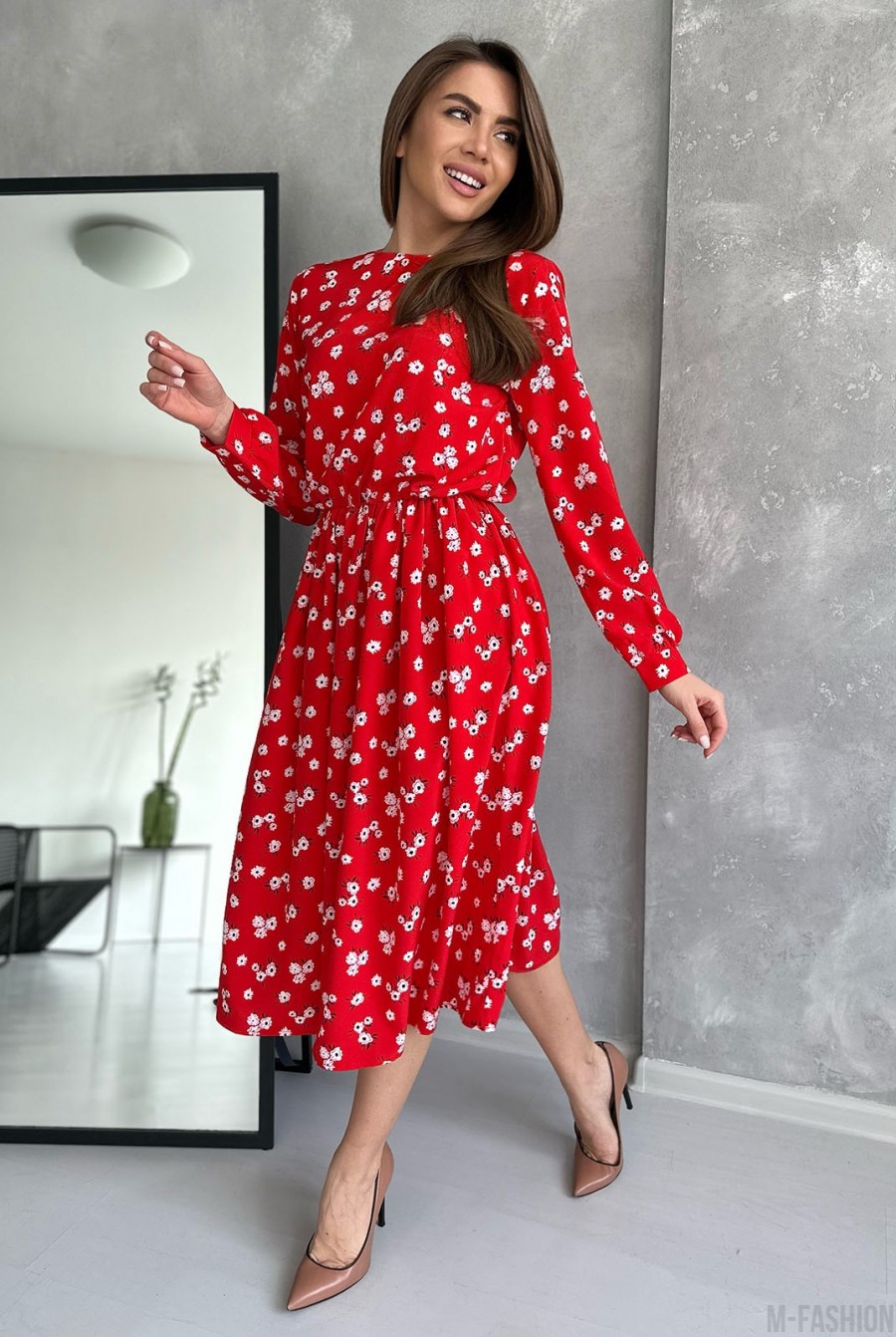 Красное приталенное платье с цветочным принтом - Фото 2