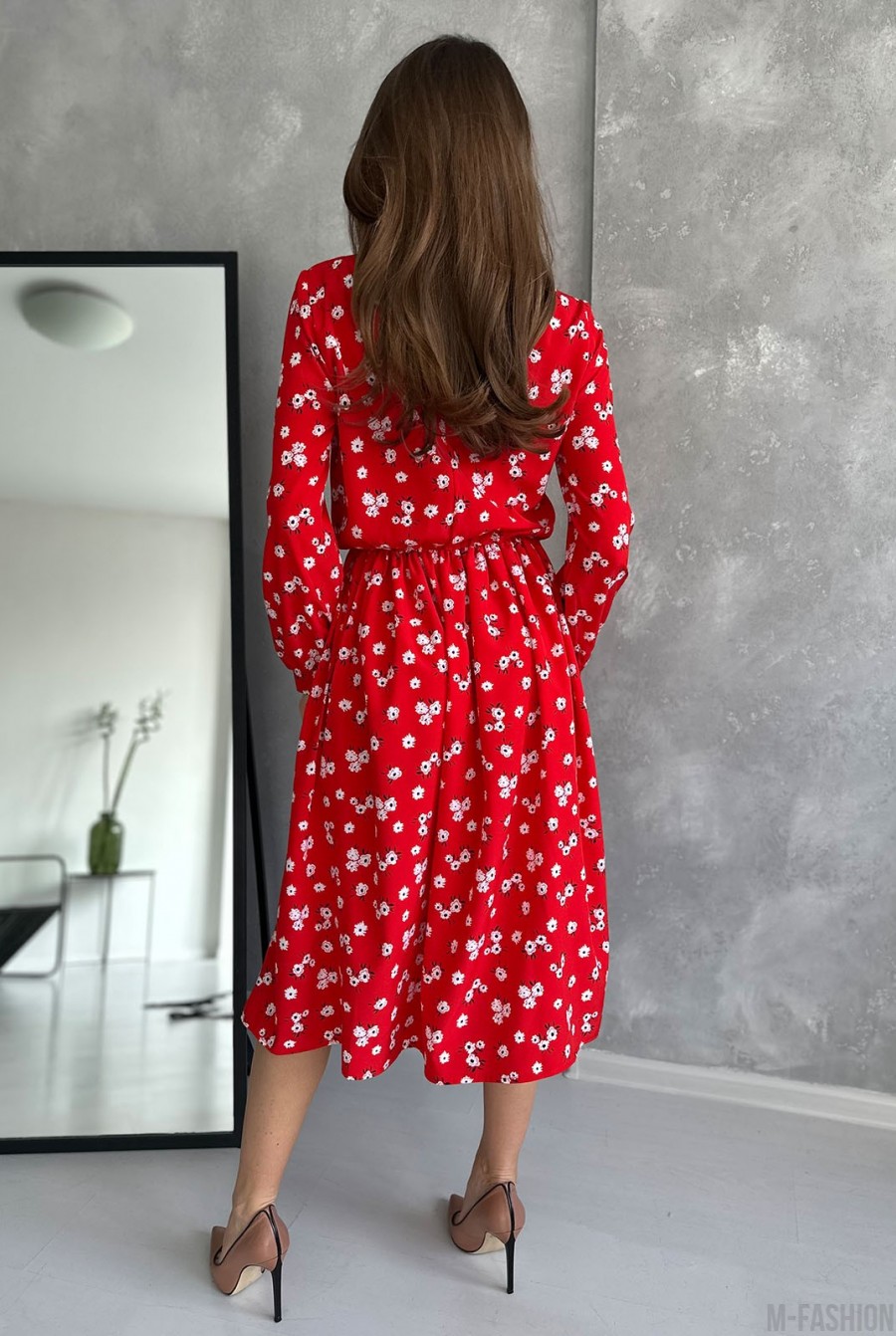 Красное приталенное платье с цветочным принтом - Фото 3