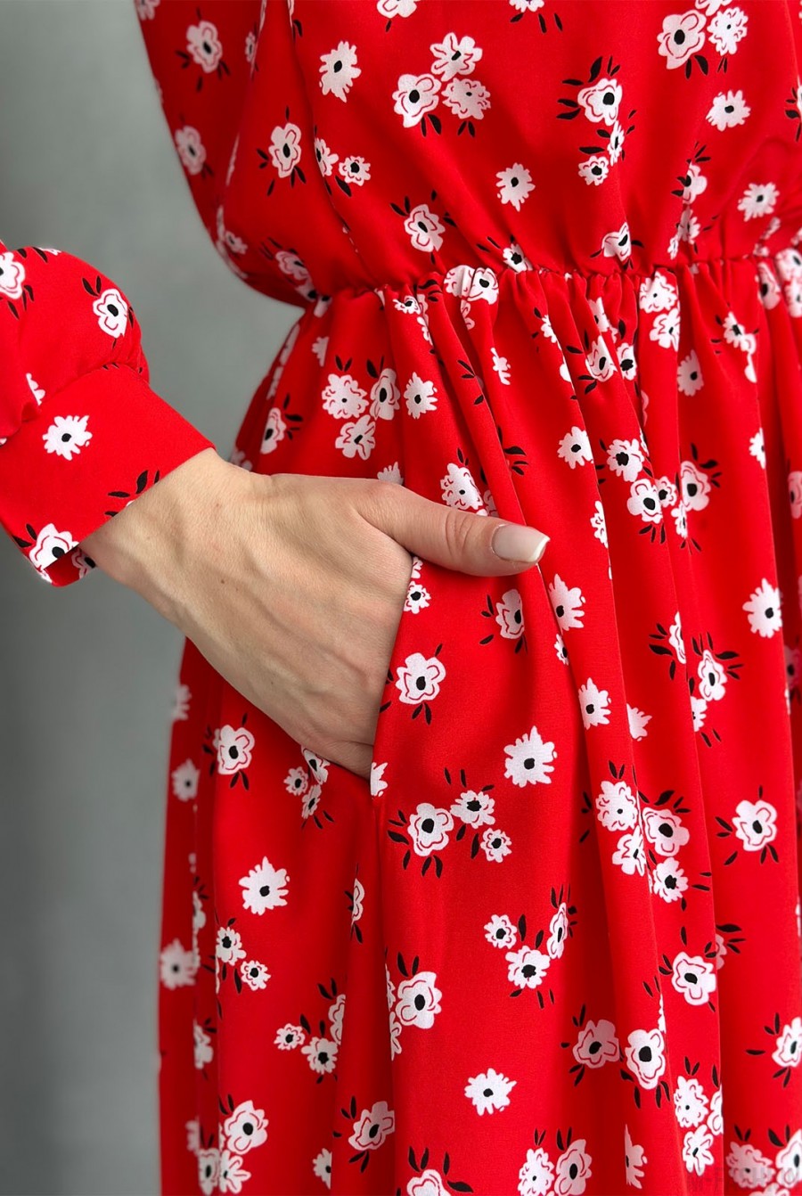 Красное приталенное платье с цветочным принтом - Фото 4