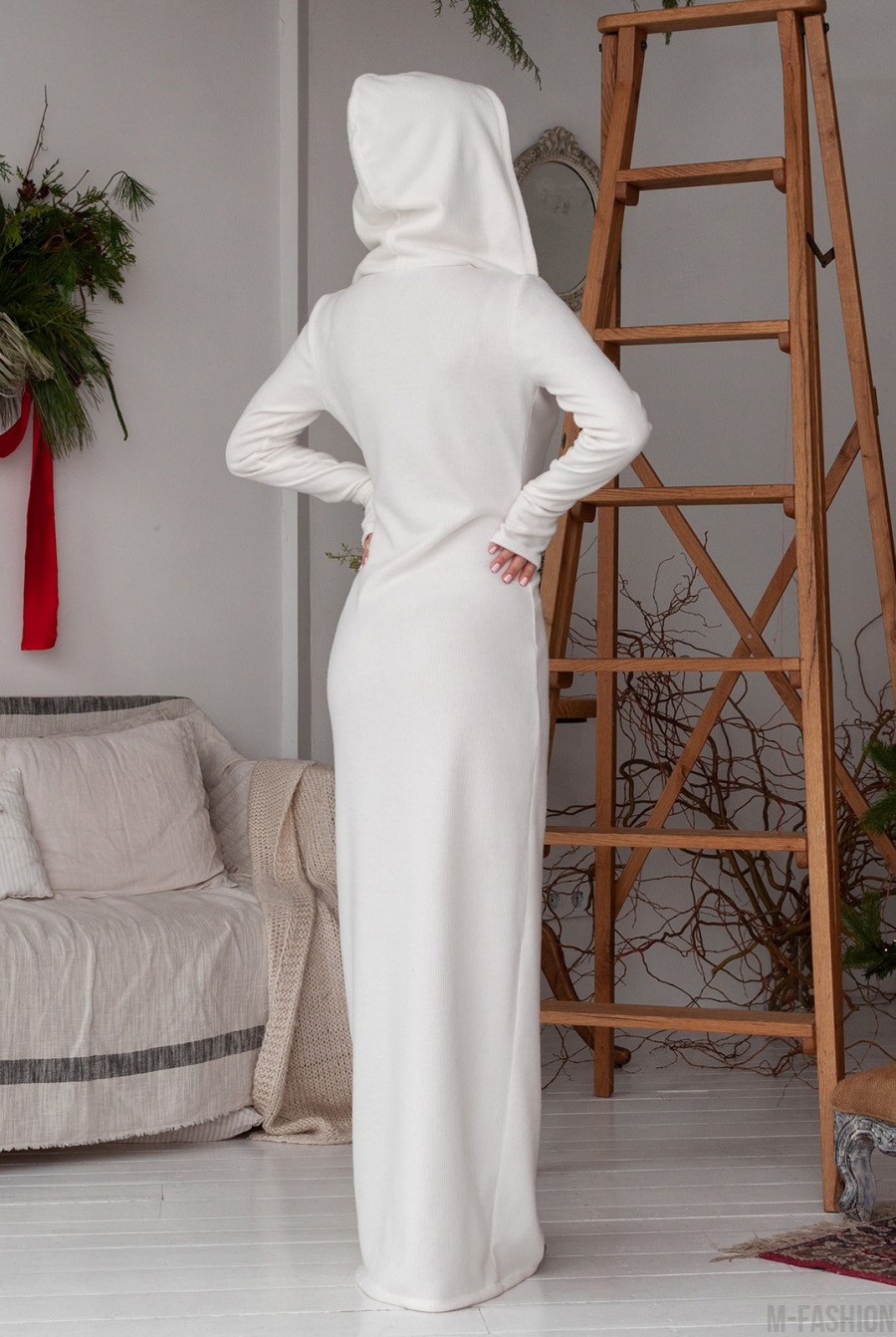 Молочное ангоровое длинное платье с разрезом и капюшоном - Фото 3