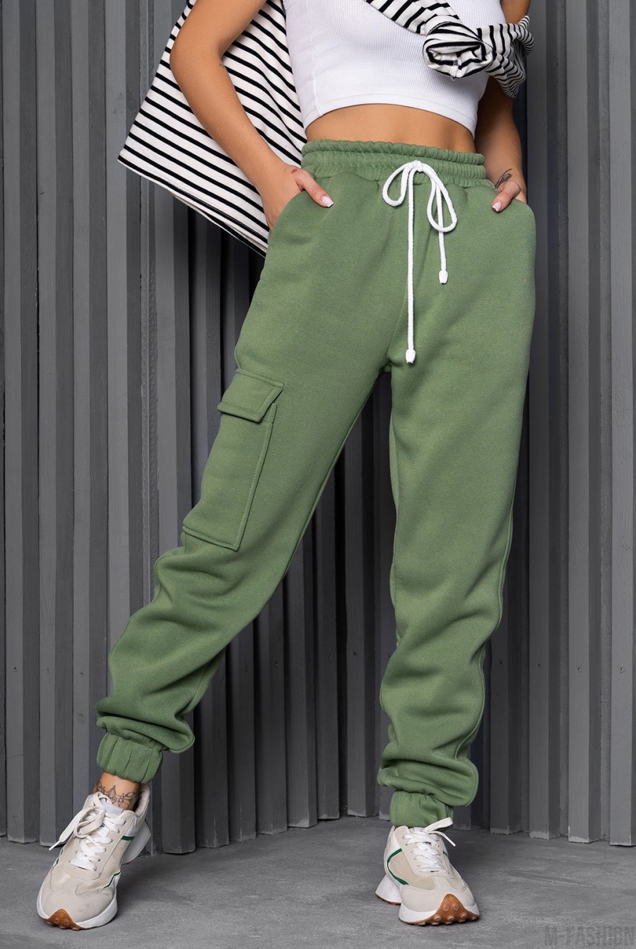 Оливковые брюки карго с накладными карманами  - Фото 1
