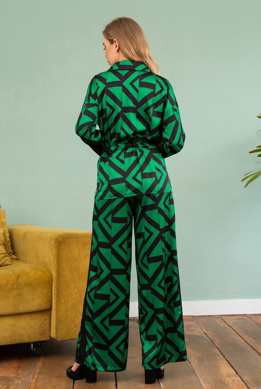Принтованный зеленый костюм с широкими брюками и лампасами - Фото 3