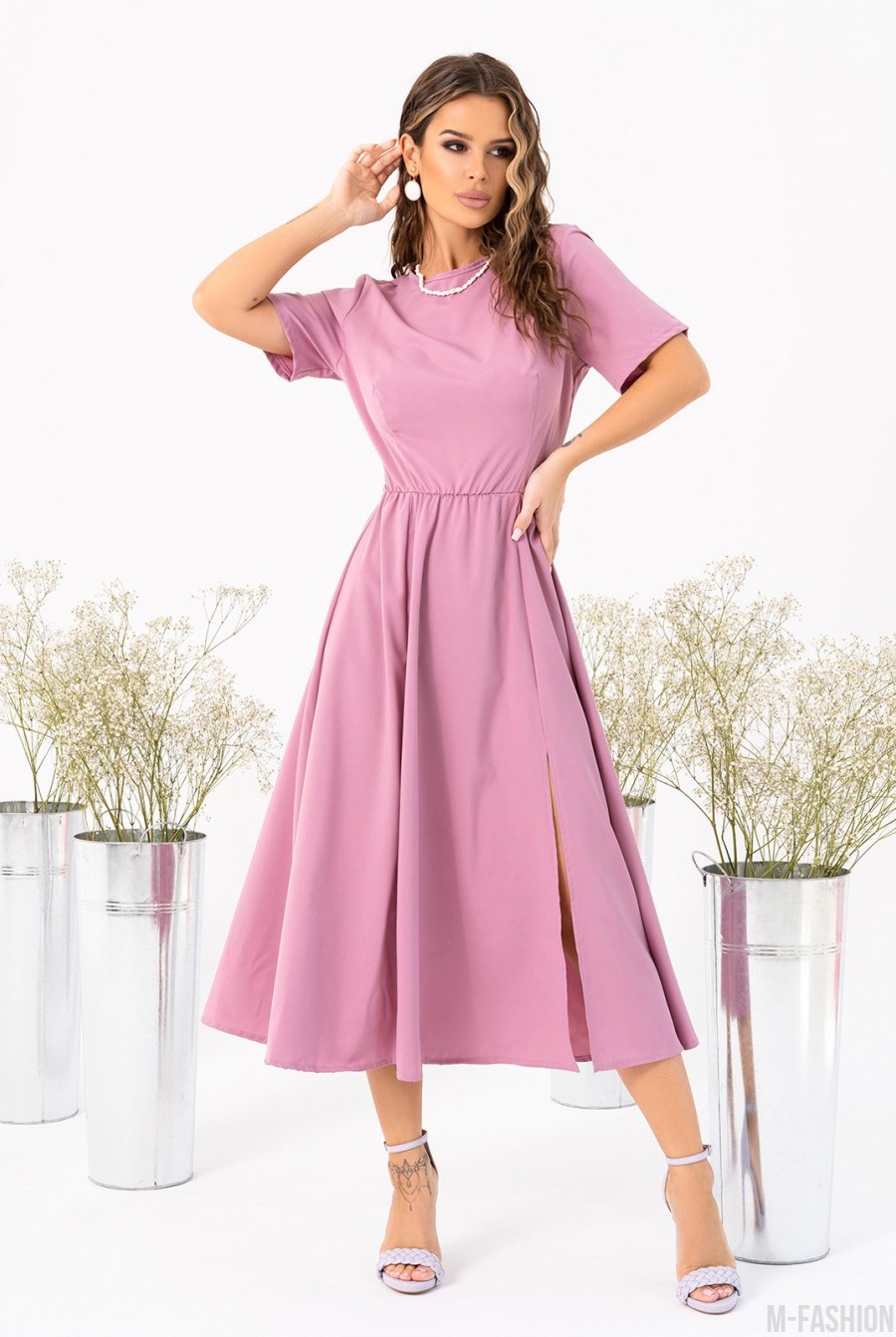 Розовое платье с разрезом и вырезом на спине  - Фото 1