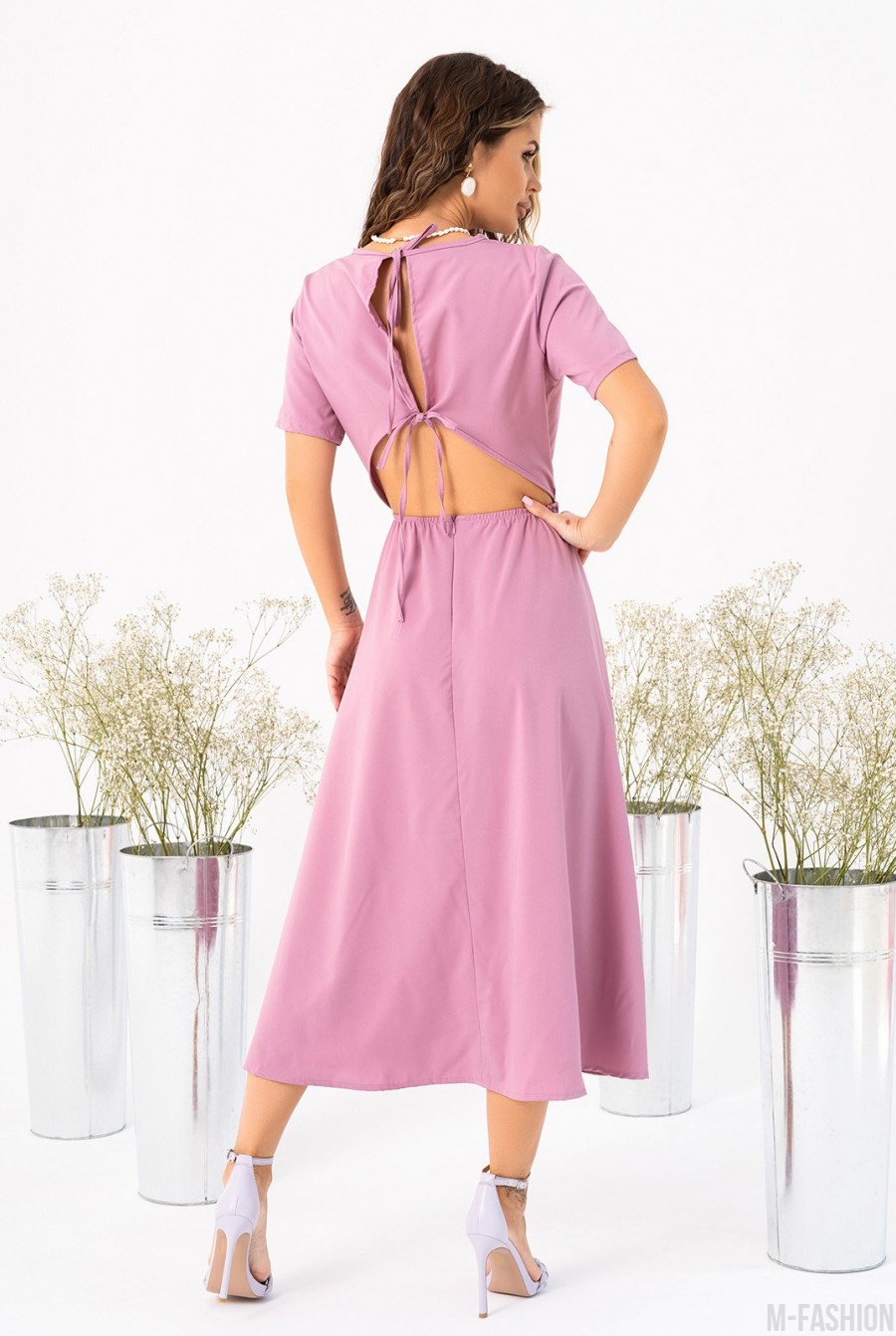 Розовое платье с разрезом и вырезом на спине - Фото 3
