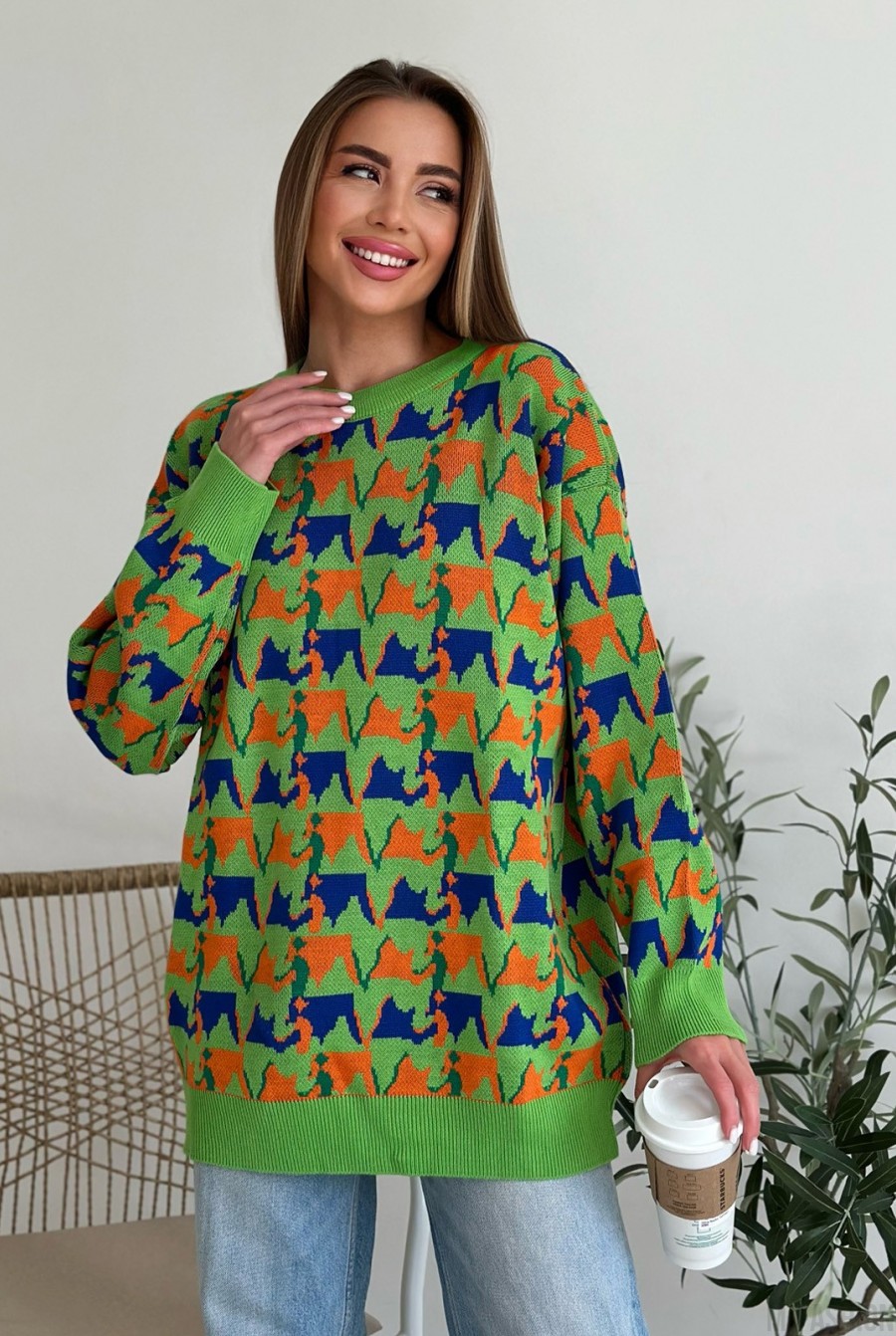 Салатовый свободный свитер с орнаментом  - Фото 1